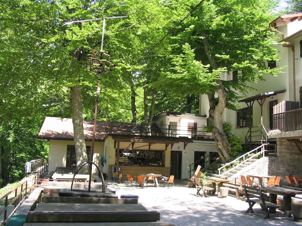 Albergo Ristorante Montecucco da Tobia Sigillo Exterior foto